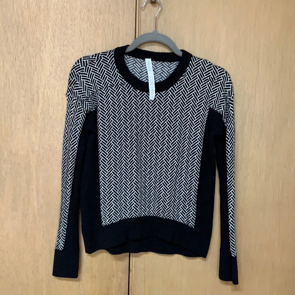 Lululemon sweatshirt size 4